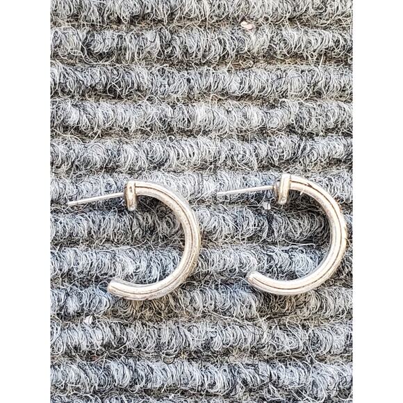 Brighton Silver-Tone Etched Floral Hoop Earrings – 90s Retro Style – 0.7 in - Picture 4 of 9